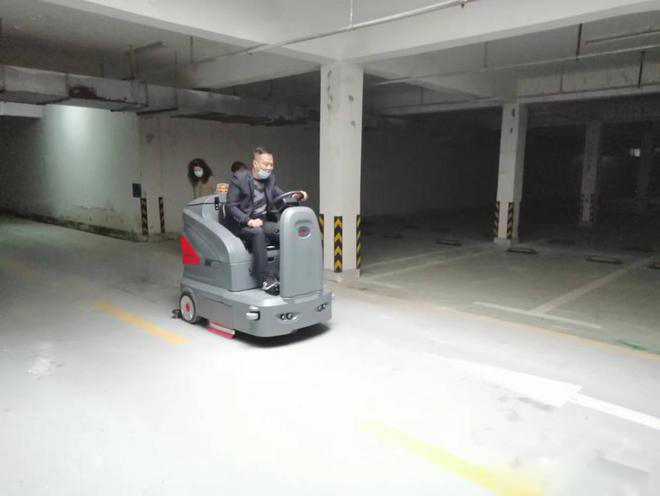凉山小区物业保洁不用人力改用驾驶式洗地机了